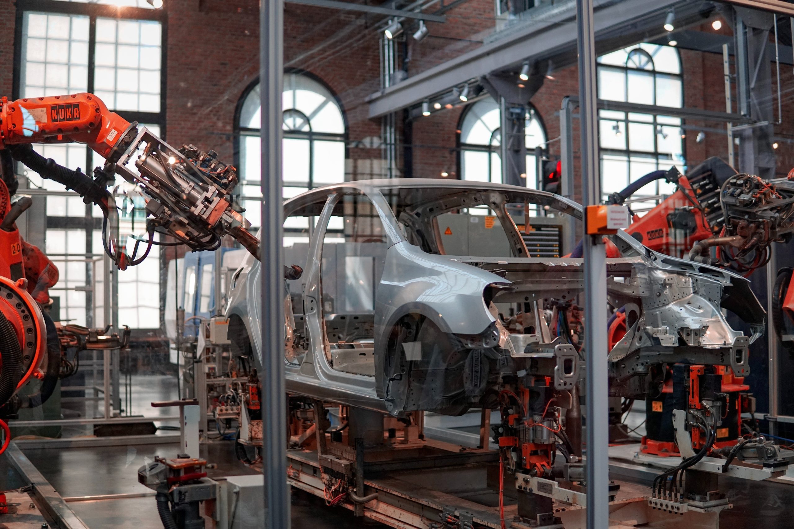 La inflación que lo cambia todo. Los callejones sin salida del capitalismo contemporáneo automatizacion automovil lenny kuhne unsplash scaled
